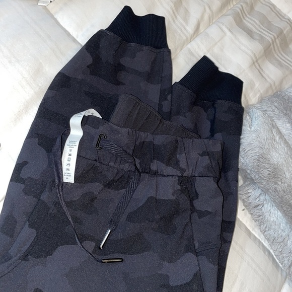 Lululemon discontinued “On the Fly” joggers- Camo size 2 - Picture 4 of 6